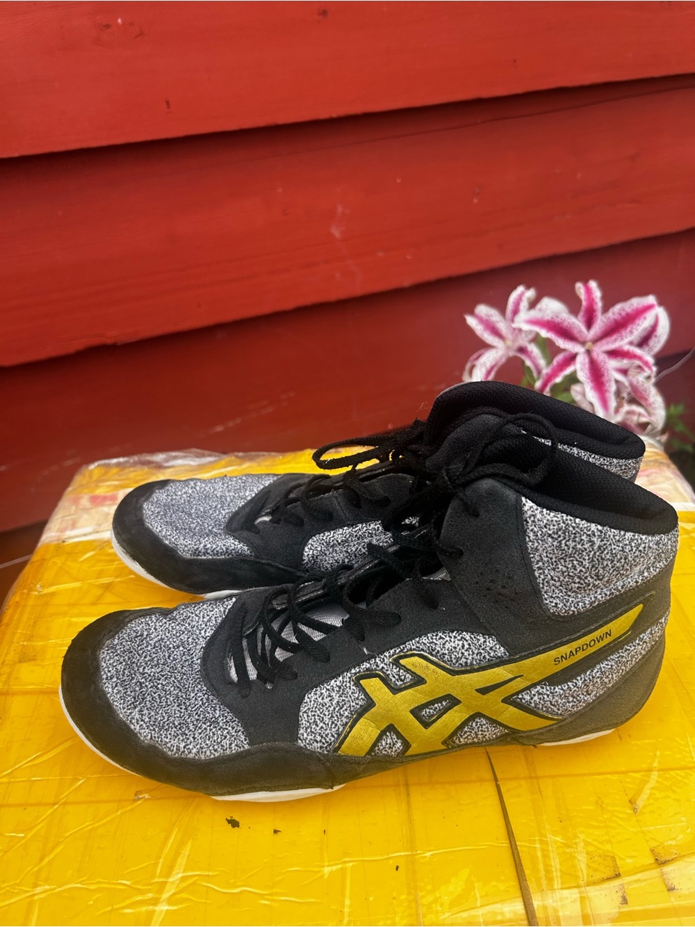 Asics Men’s High-Top Athletic Shoes in Black and Gold Sneakers Size 9